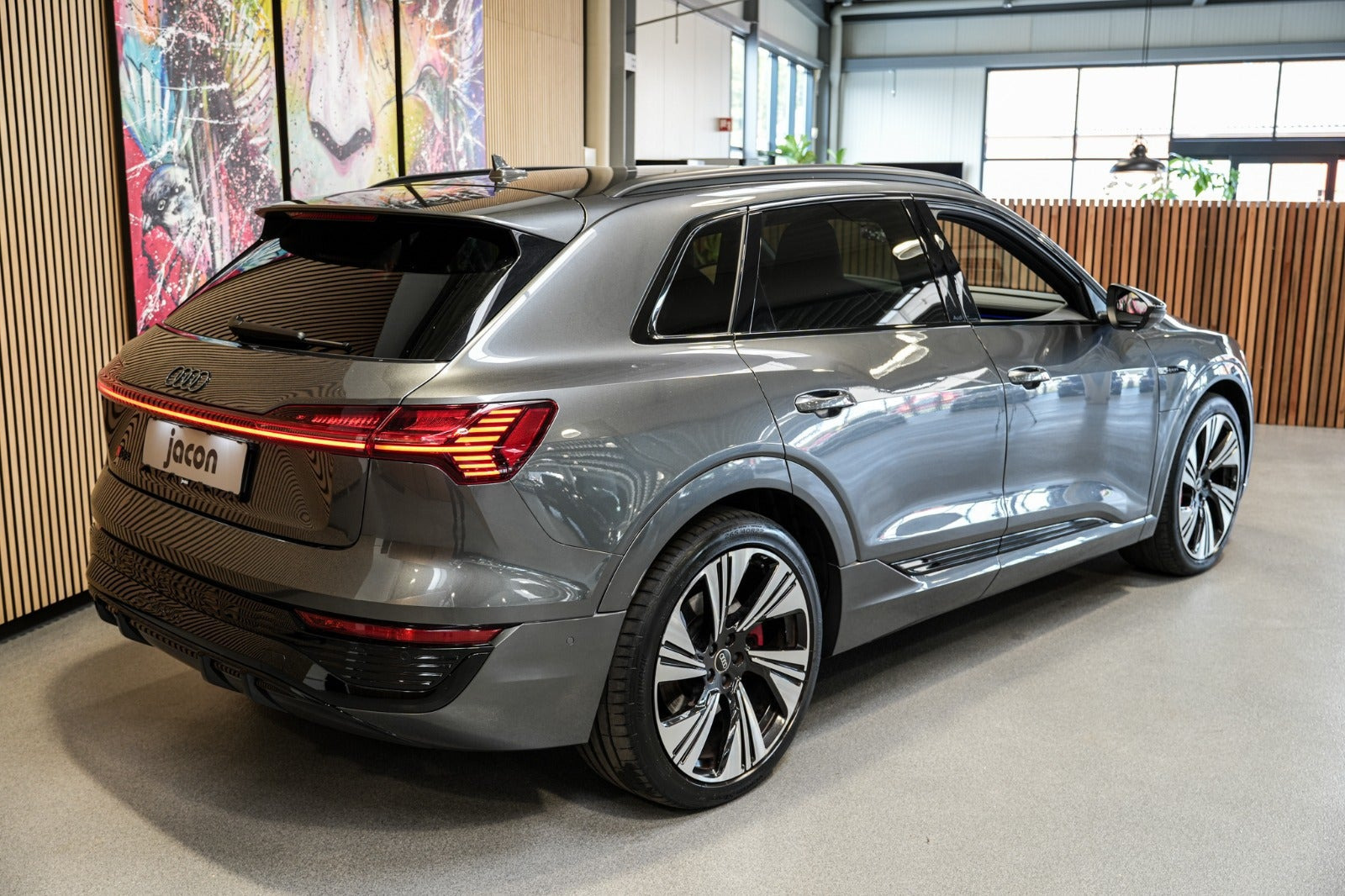 Grå Audi Q8 e-tron fra 2023