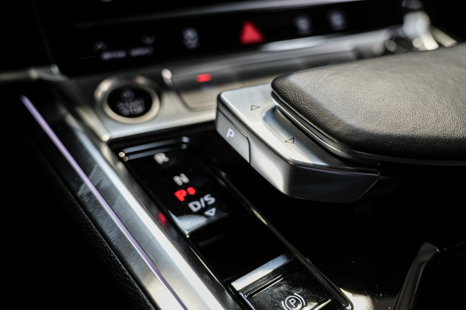 Grå Audi Q8 e-tron fra 2023
