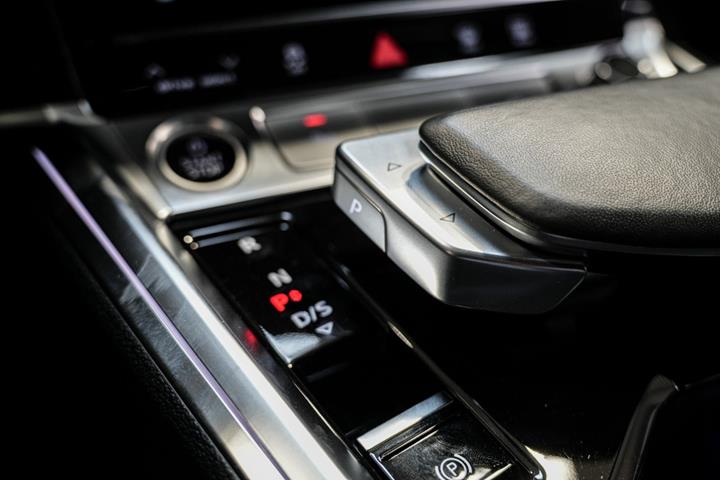 Grå Audi Q8 e-tron fra 2023