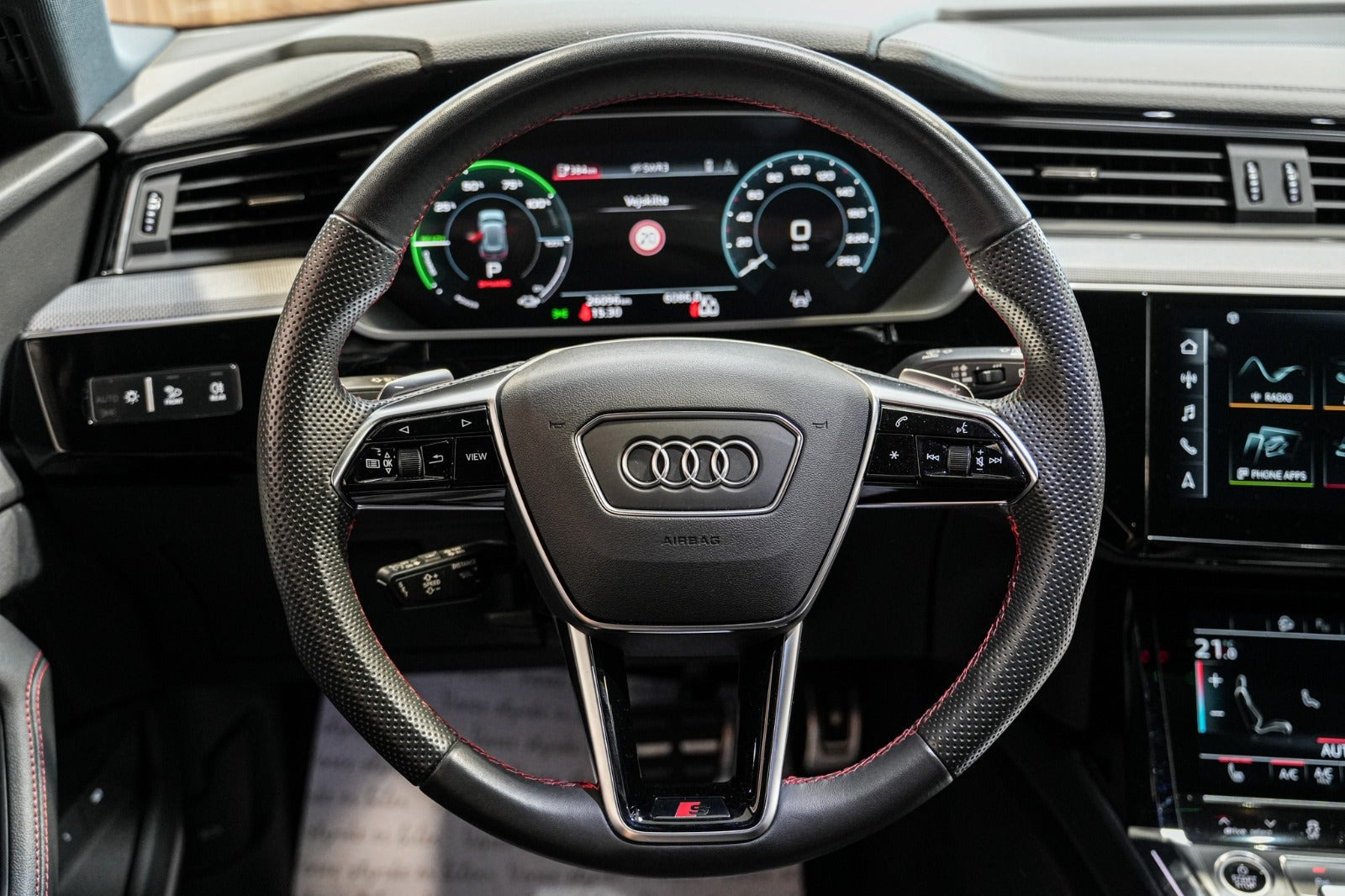 Grå Audi Q8 e-tron fra 2023