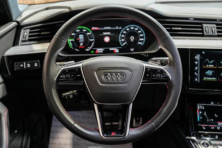 Grå Audi Q8 e-tron fra 2023