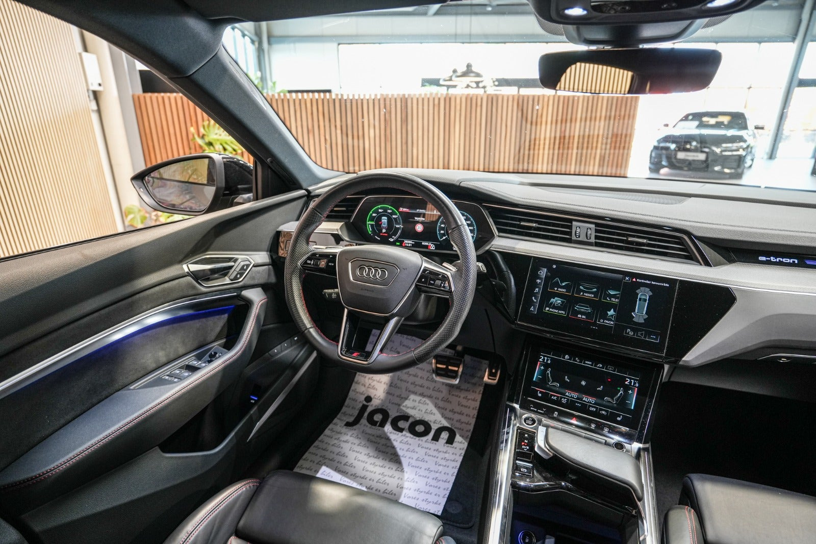 Grå Audi Q8 e-tron fra 2023
