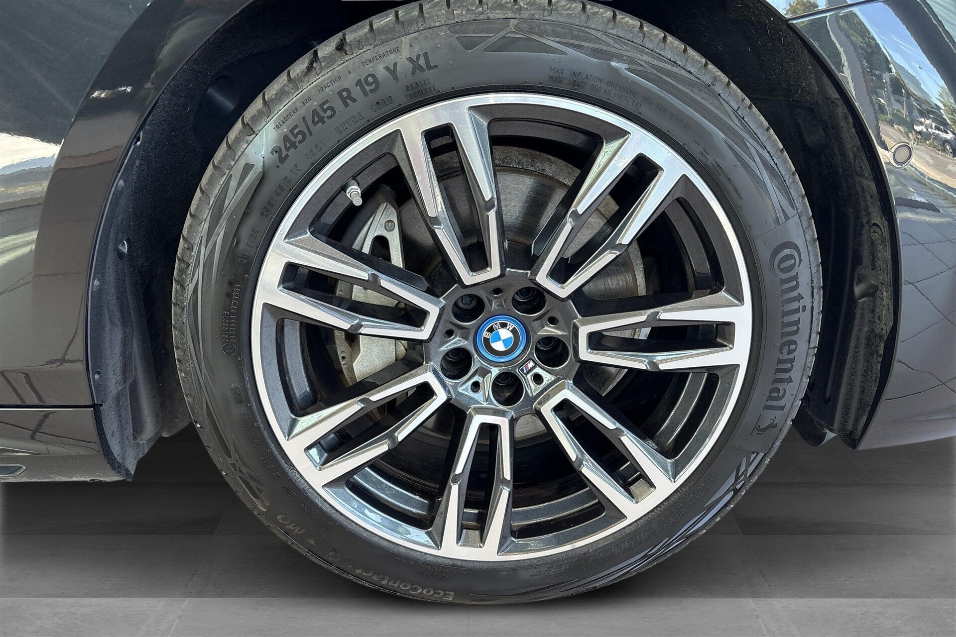 Sort BMW i5 fra 2025