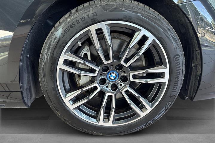 Sort BMW i5 fra 2025