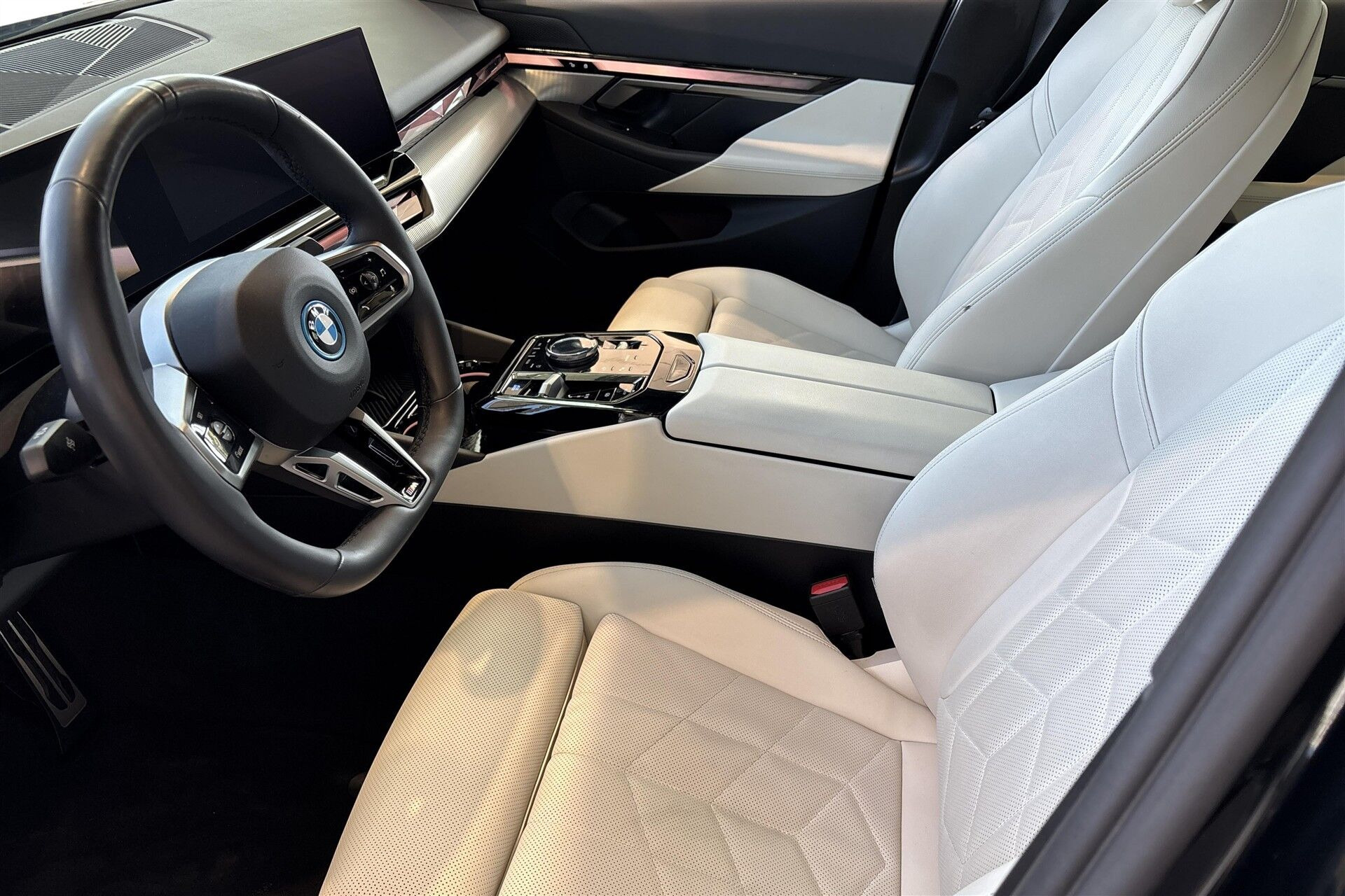 Sort BMW i5 fra 2025