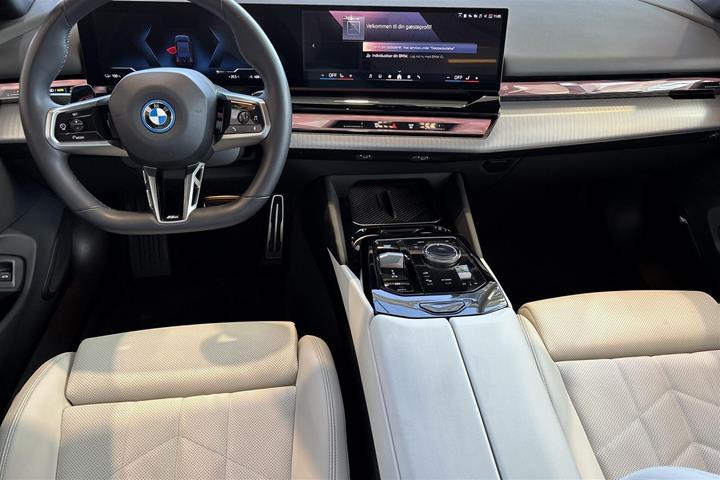 Sort BMW i5 fra 2025