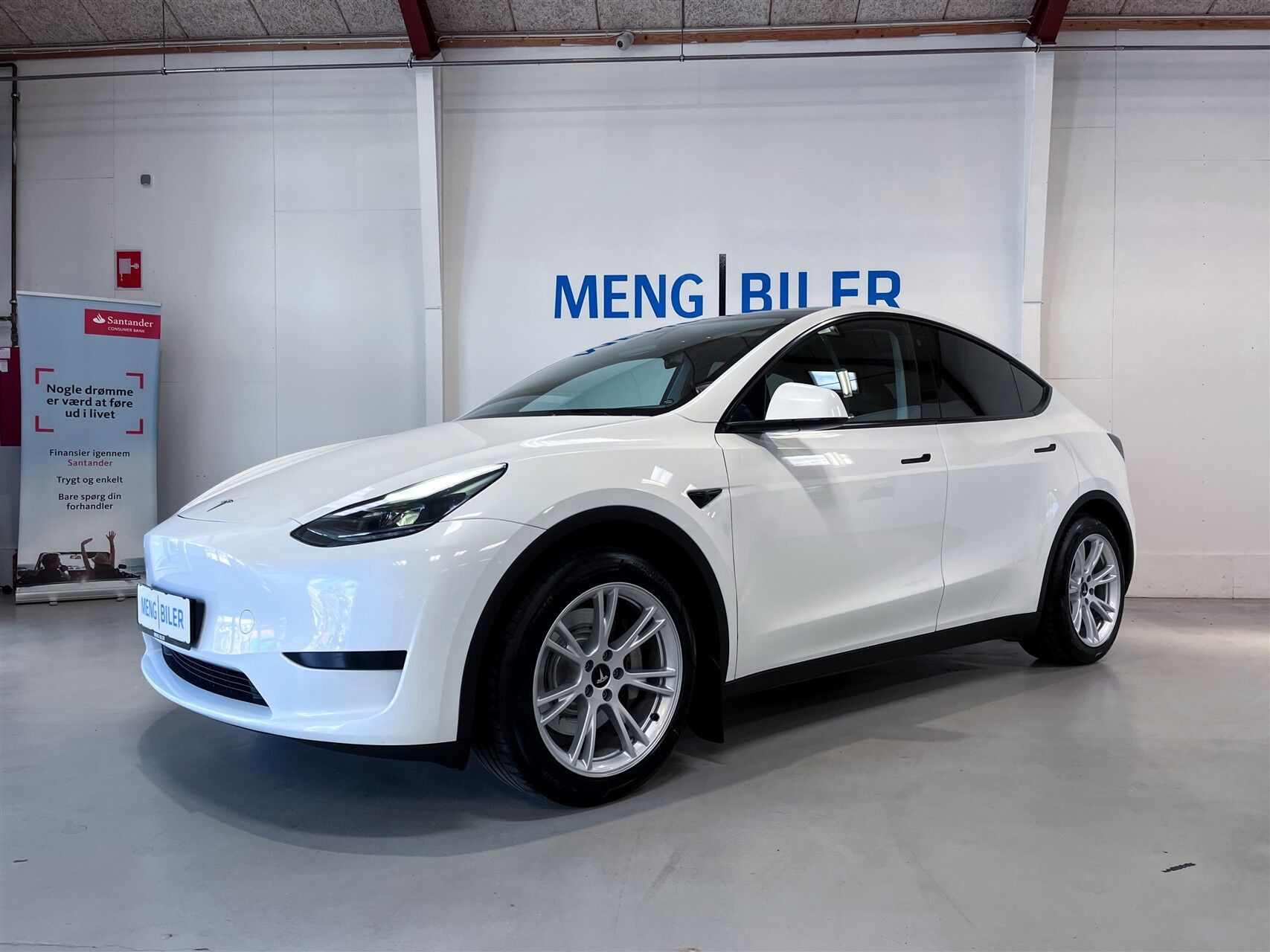 Hvid Tesla Model Y fra 2023