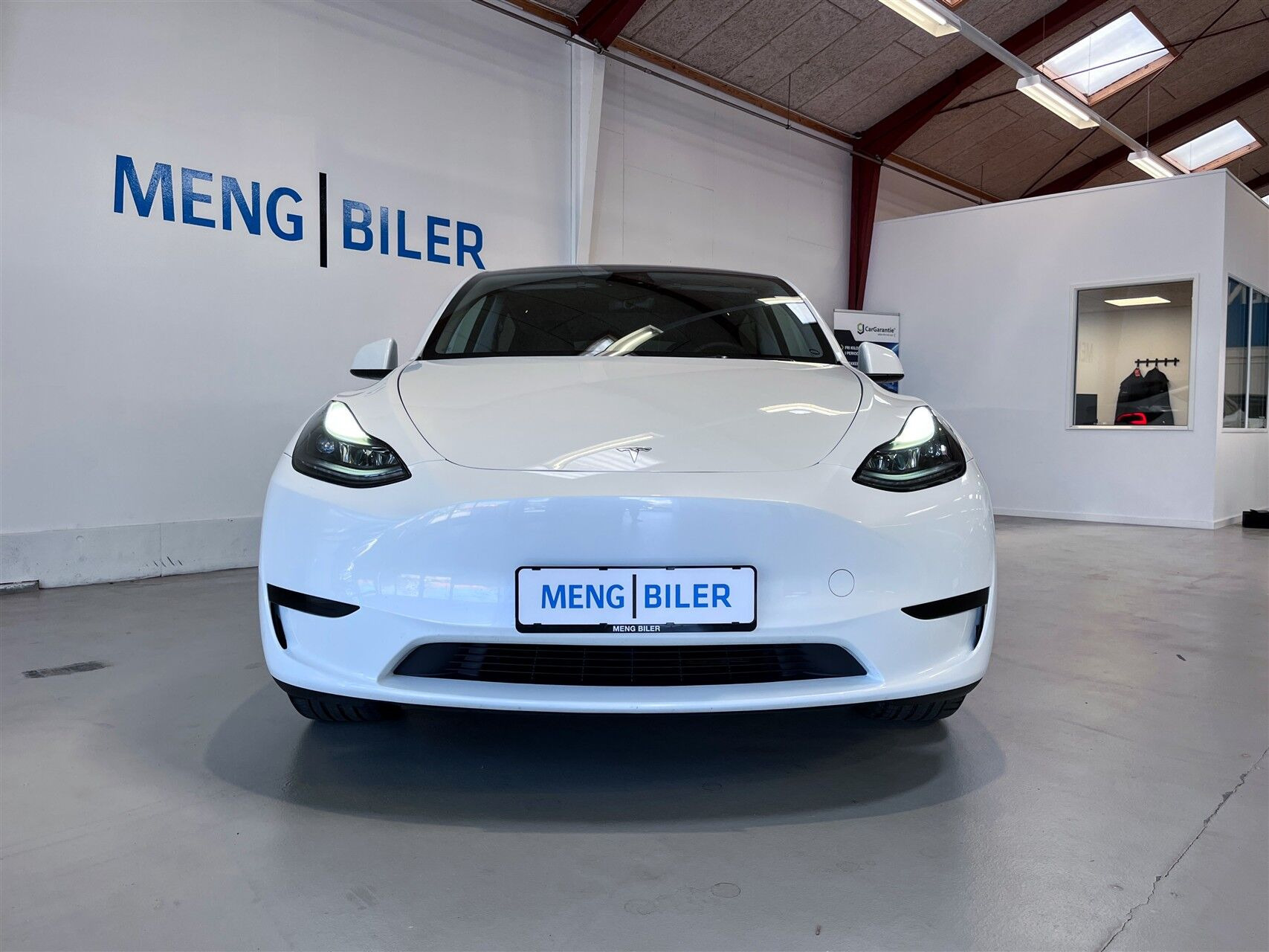 Hvid Tesla Model Y fra 2023