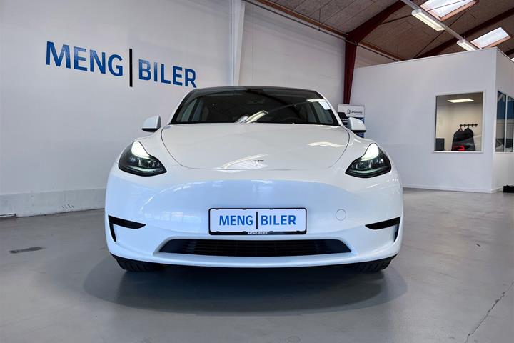 Hvid Tesla Model Y fra 2023