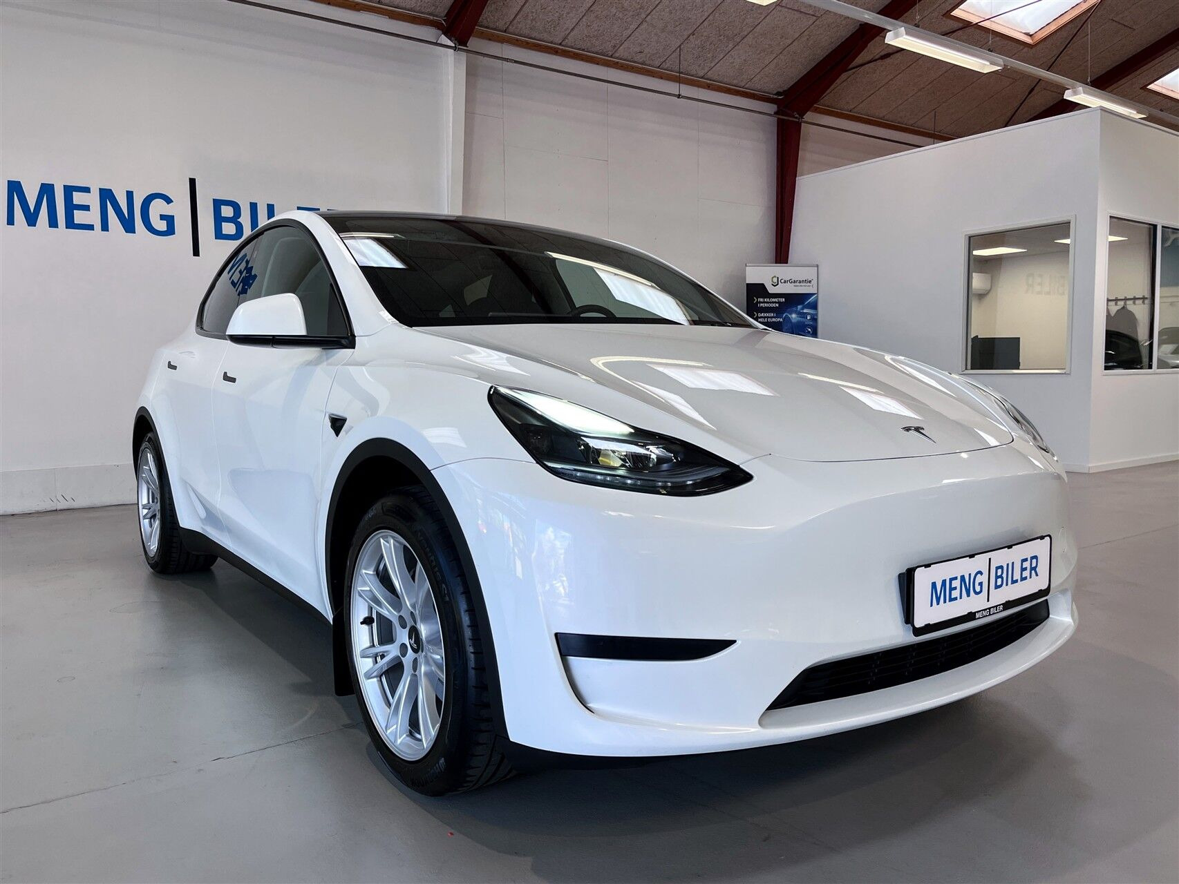 Hvid Tesla Model Y fra 2023