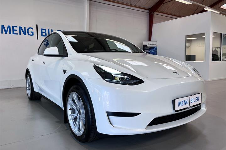 Hvid Tesla Model Y fra 2023
