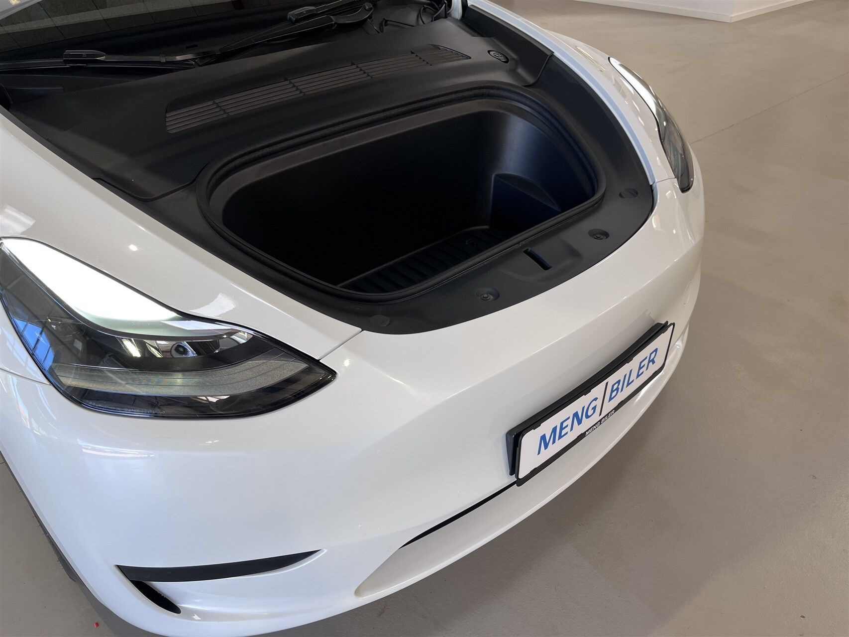 Hvid Tesla Model Y fra 2023