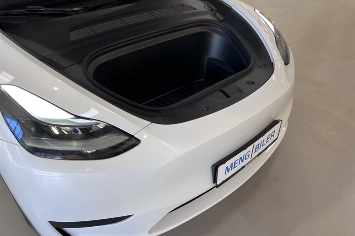 Hvid Tesla Model Y fra 2023