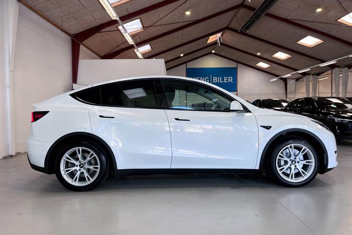 Hvid Tesla Model Y fra 2023