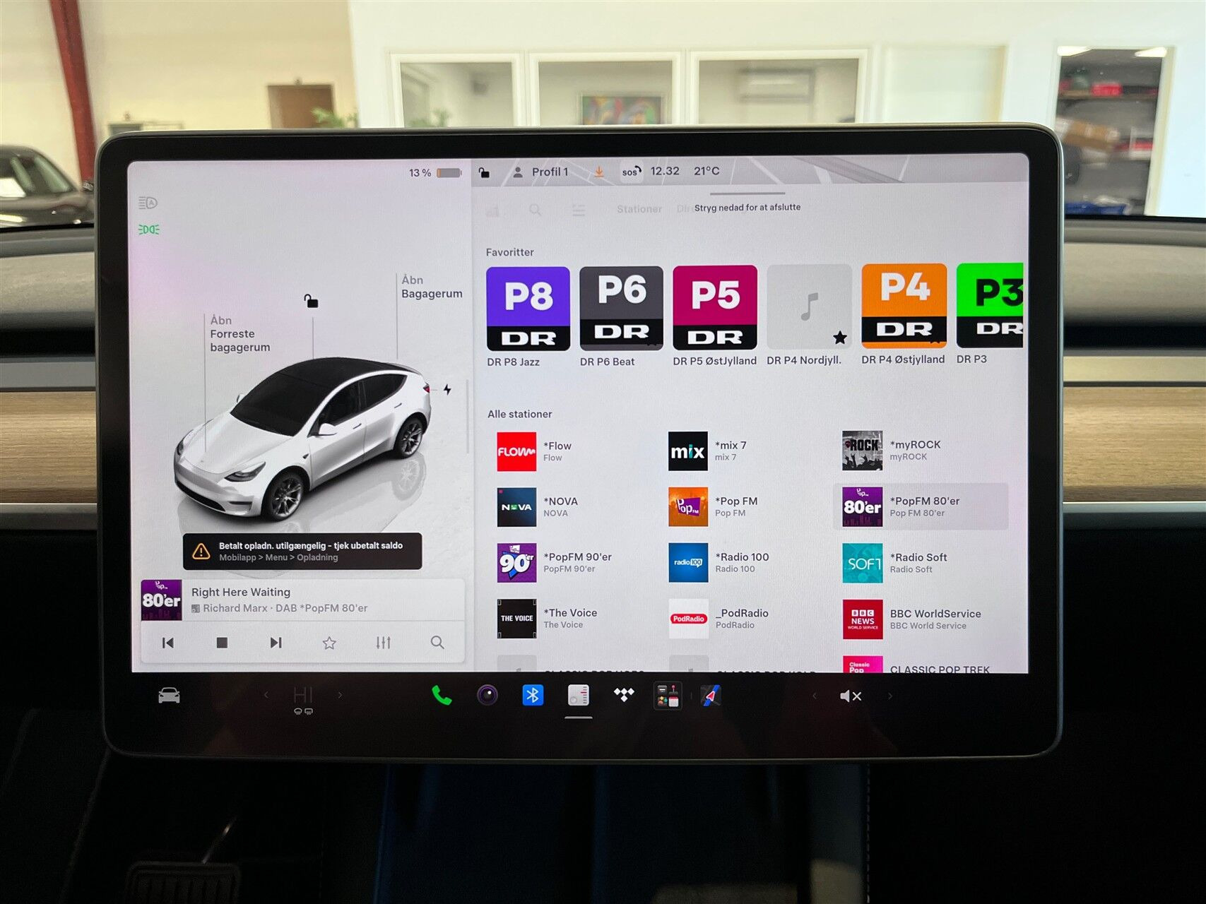Hvid Tesla Model Y fra 2023
