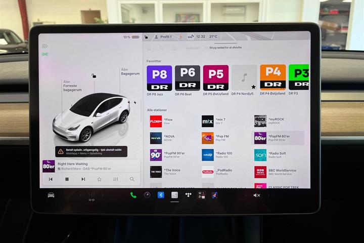 Hvid Tesla Model Y fra 2023