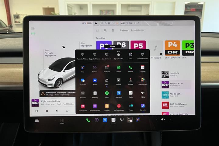 Hvid Tesla Model Y fra 2023
