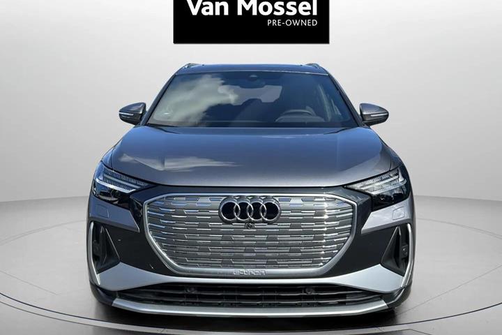 Grå Audi Q4 fra 2025