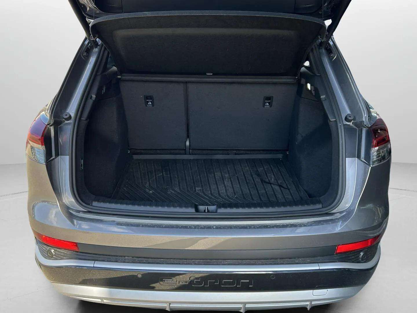 Grå Audi Q4 fra 2025