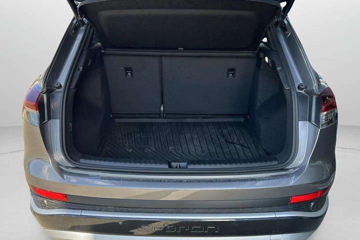 Grå Audi Q4 fra 2025