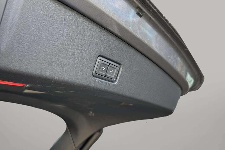 Grå Audi Q4 fra 2025