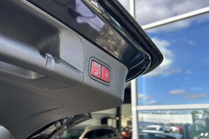 Sort Mercedes EQB 250+ fra 2025