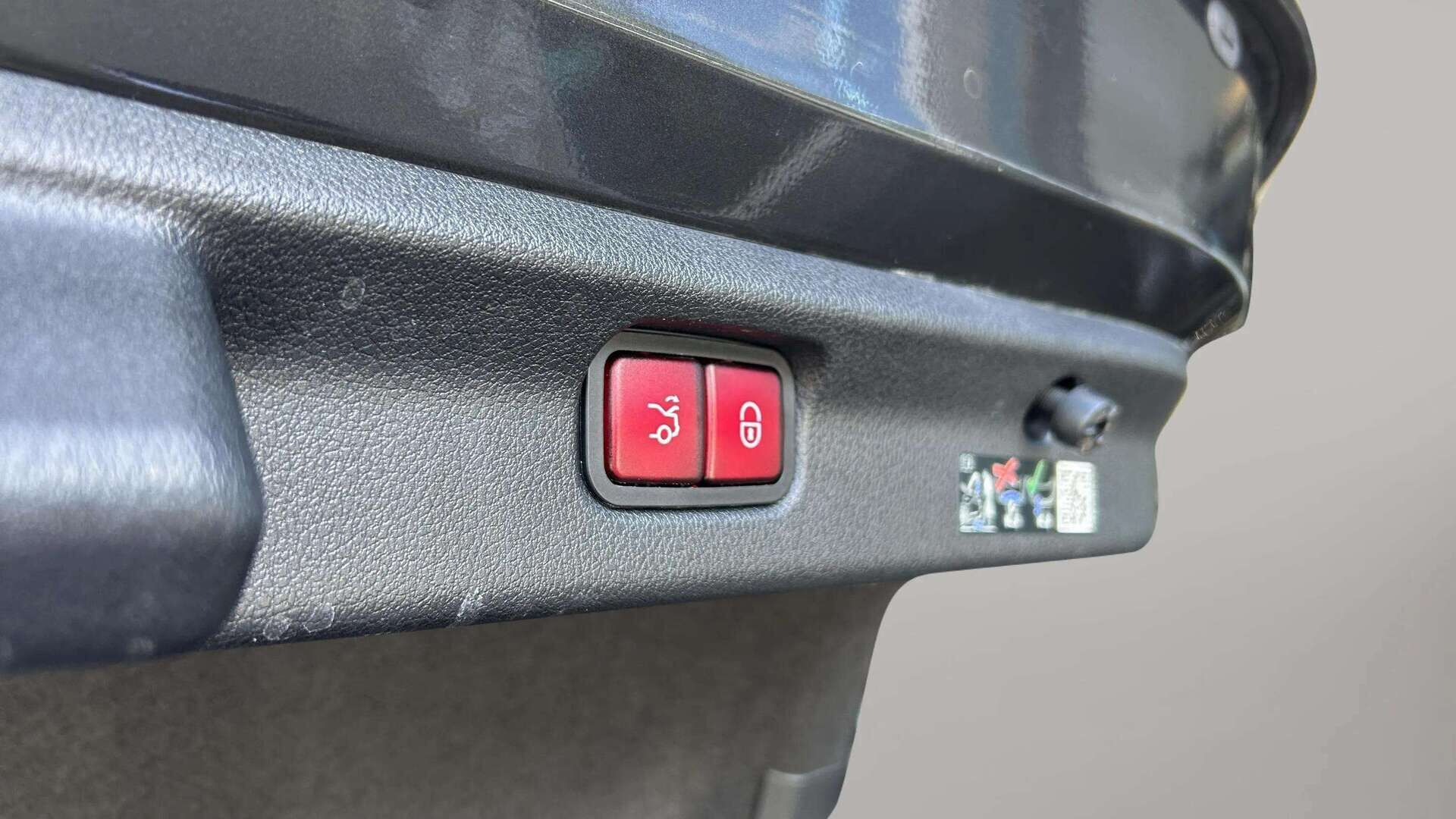 Grå Mercedes EQE 350 fra 2024