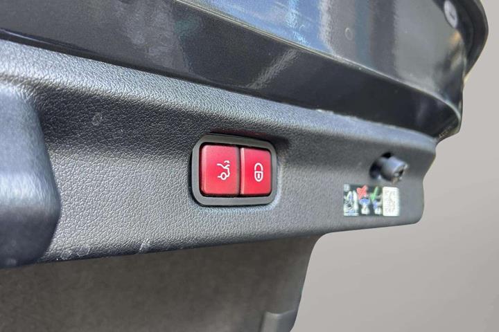 Grå Mercedes EQE 350 fra 2024