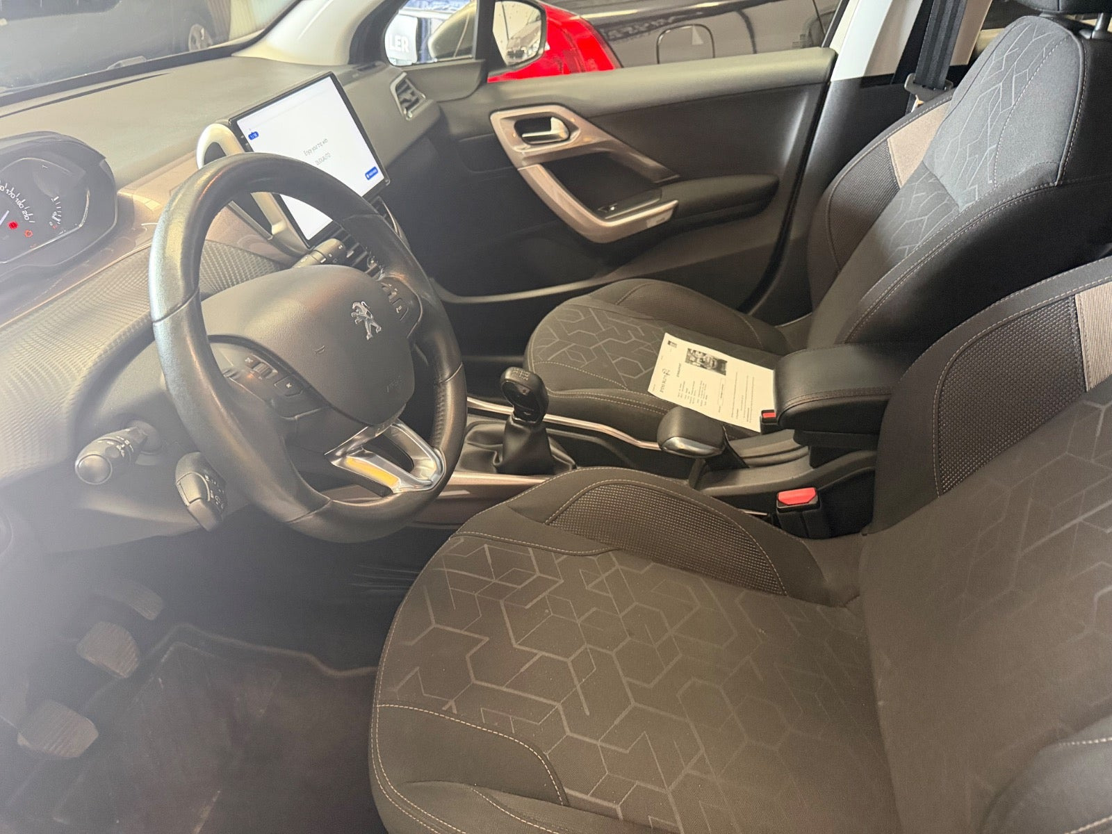 Grå Peugeot 2008 fra 2014