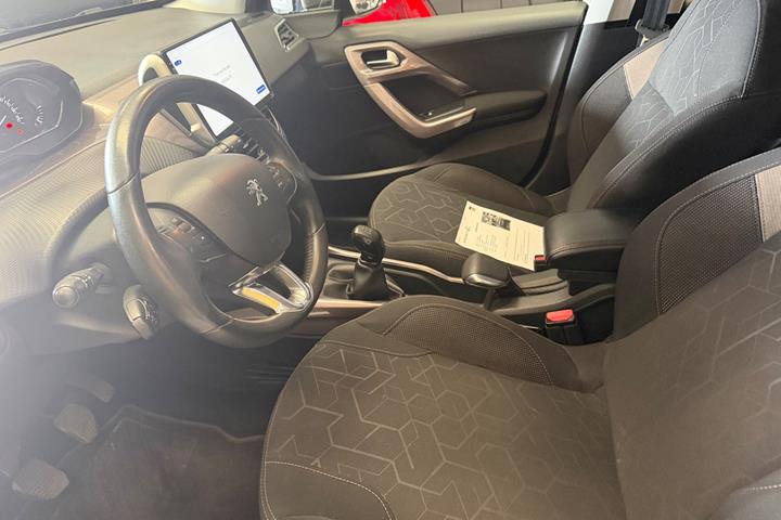 Grå Peugeot 2008 fra 2014