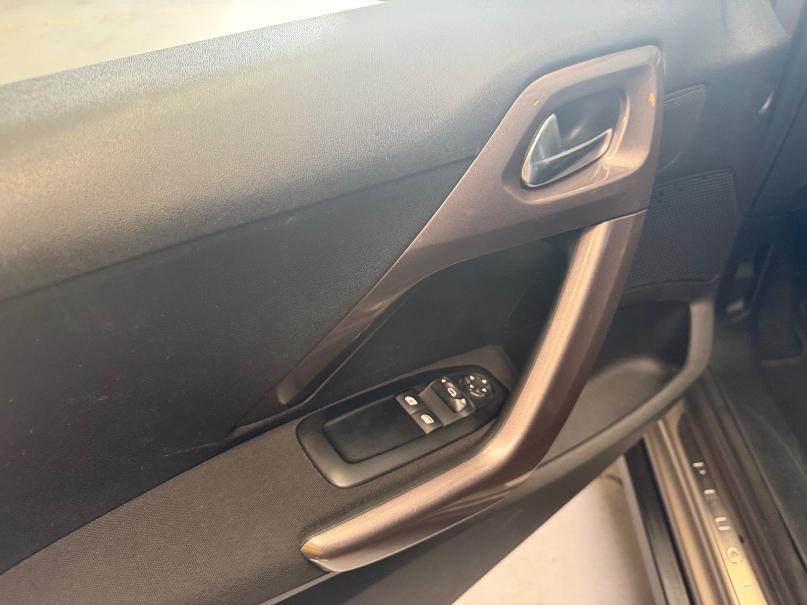 Grå Peugeot 2008 fra 2014