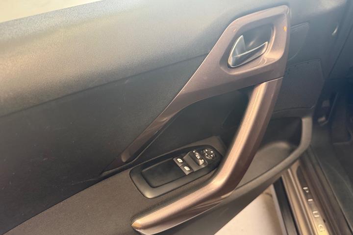 Grå Peugeot 2008 fra 2014