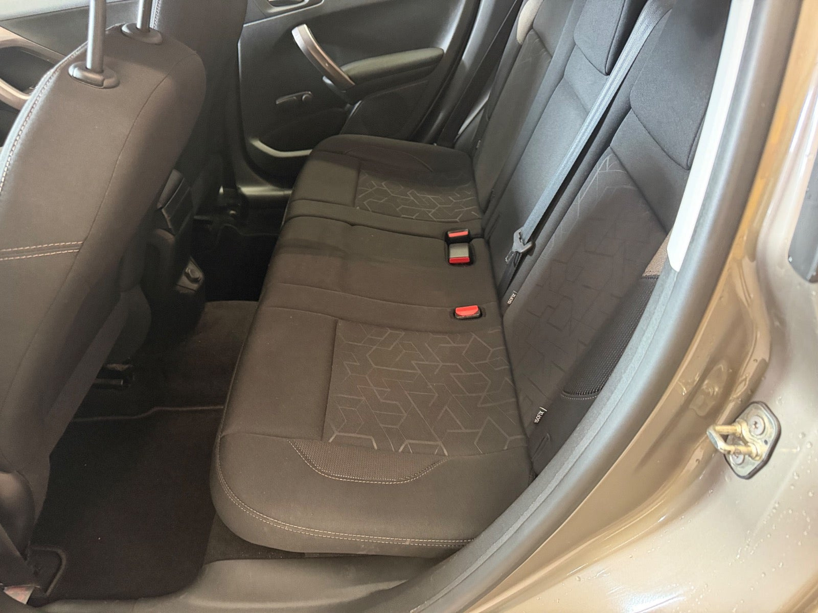Grå Peugeot 2008 fra 2014