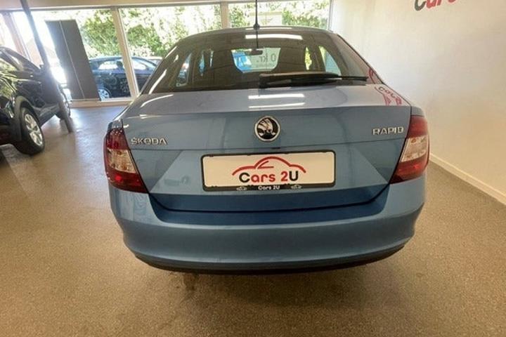 Blå Skoda Rapid fra 2019