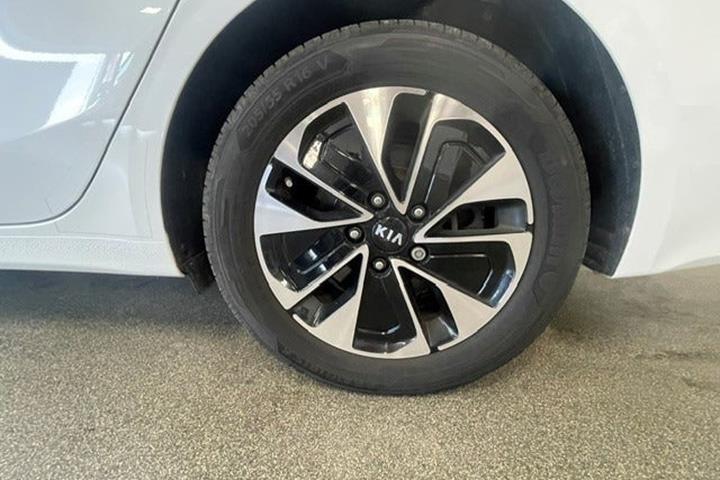 Hvid Kia Ceed fra 2021