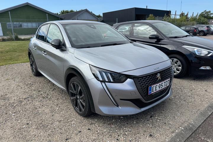 Sølv Peugeot e-208 fra 2023 set udefra