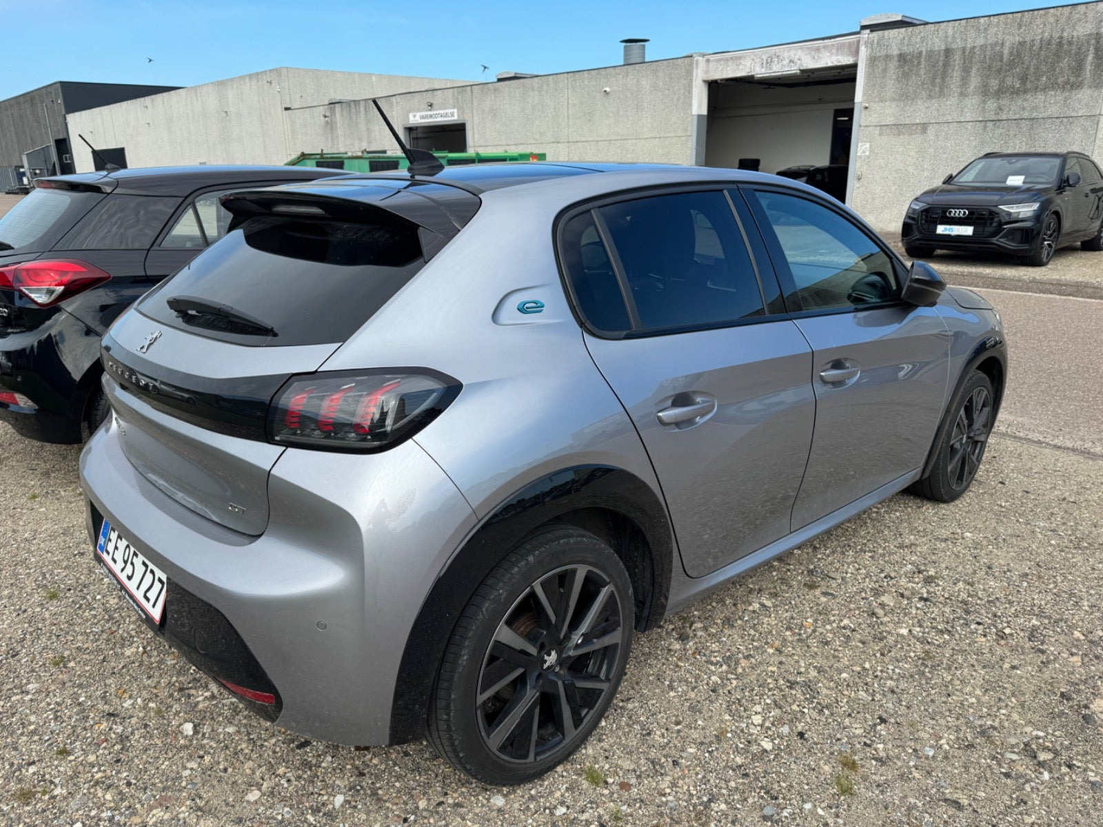 Sølv Peugeot e-208 fra 2023