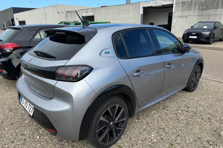 Sølv Peugeot e-208 fra 2023