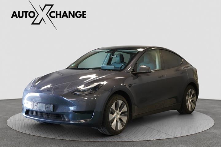 Grå Tesla Model Y fra 2023