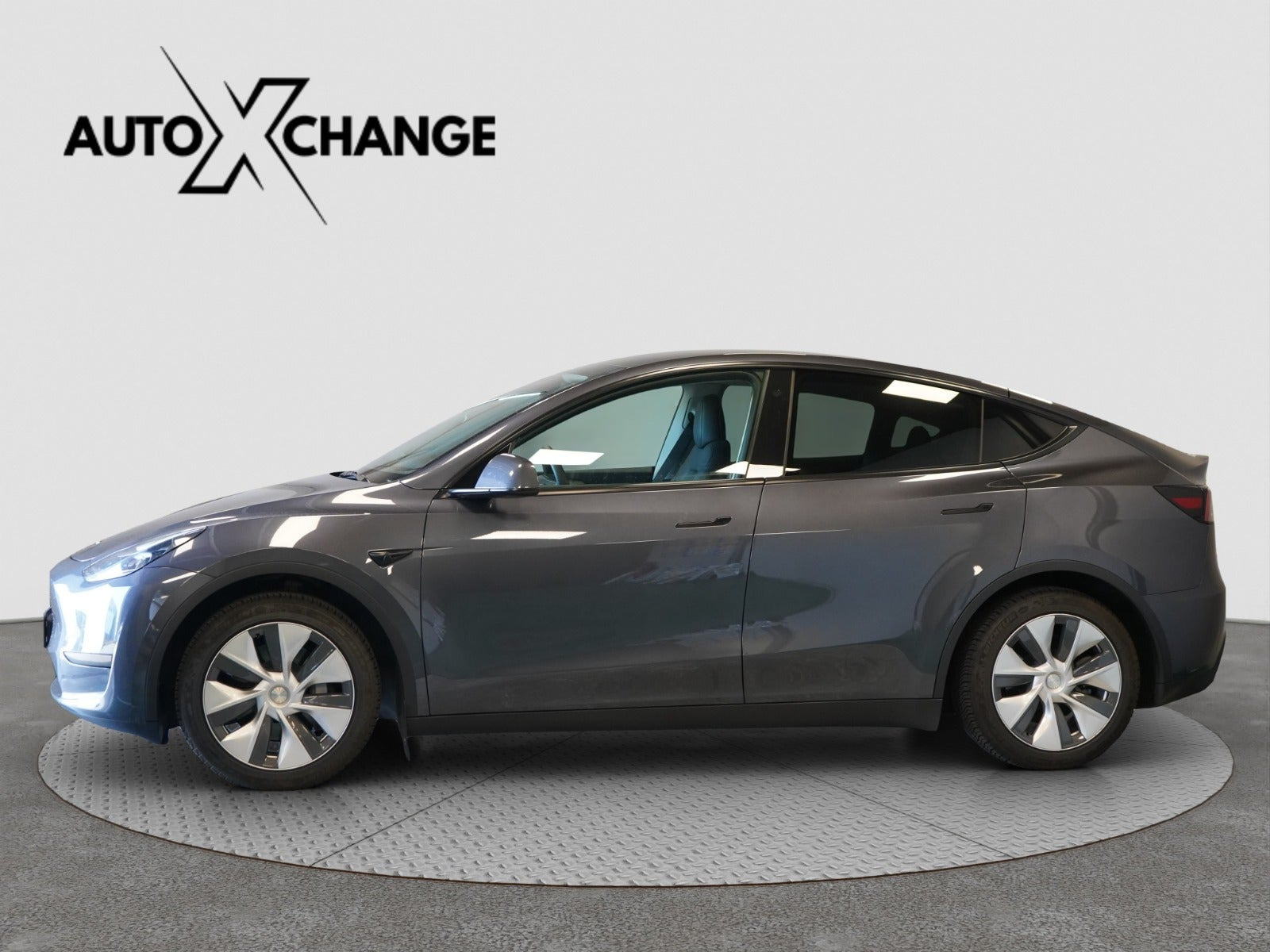 Grå Tesla Model Y fra 2023