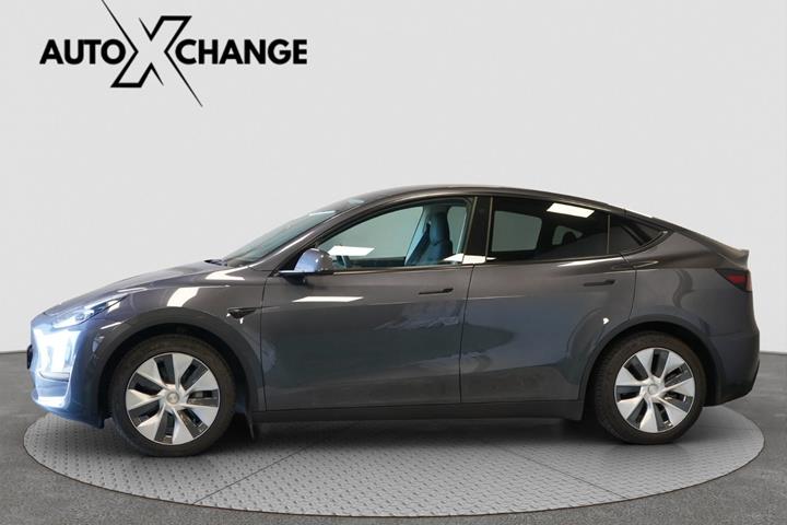 Grå Tesla Model Y fra 2023