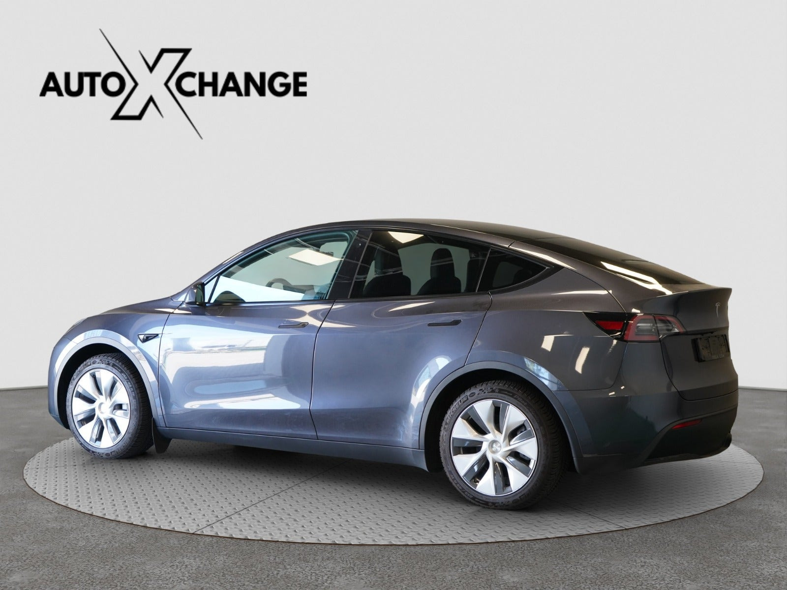 Grå Tesla Model Y fra 2023