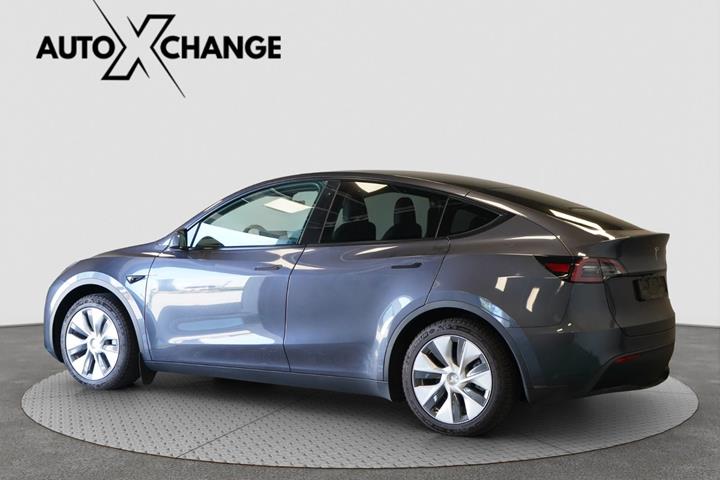 Grå Tesla Model Y fra 2023
