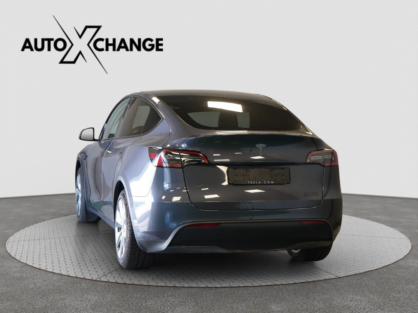 Grå Tesla Model Y fra 2023