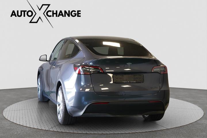 Grå Tesla Model Y fra 2023