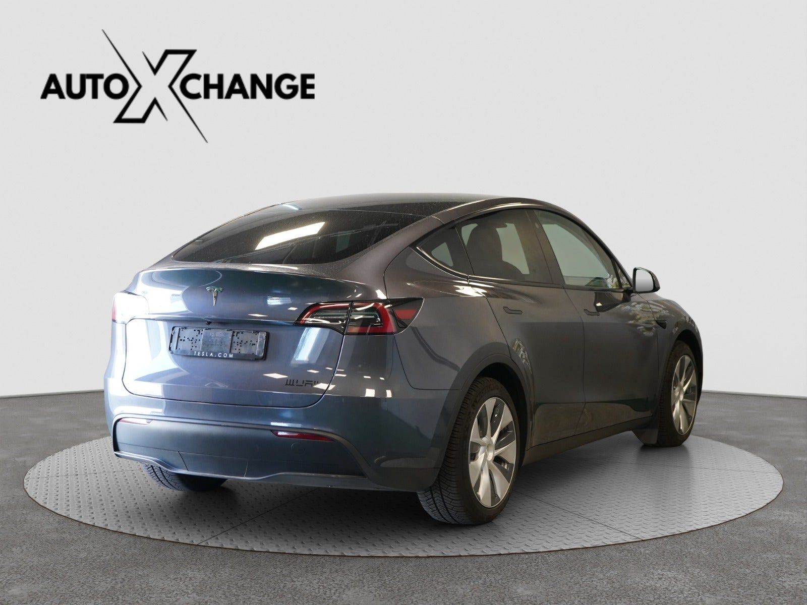 Grå Tesla Model Y fra 2023