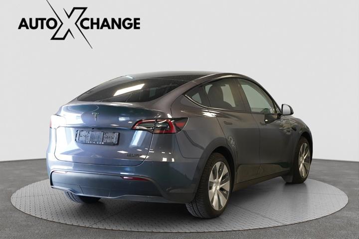 Grå Tesla Model Y fra 2023