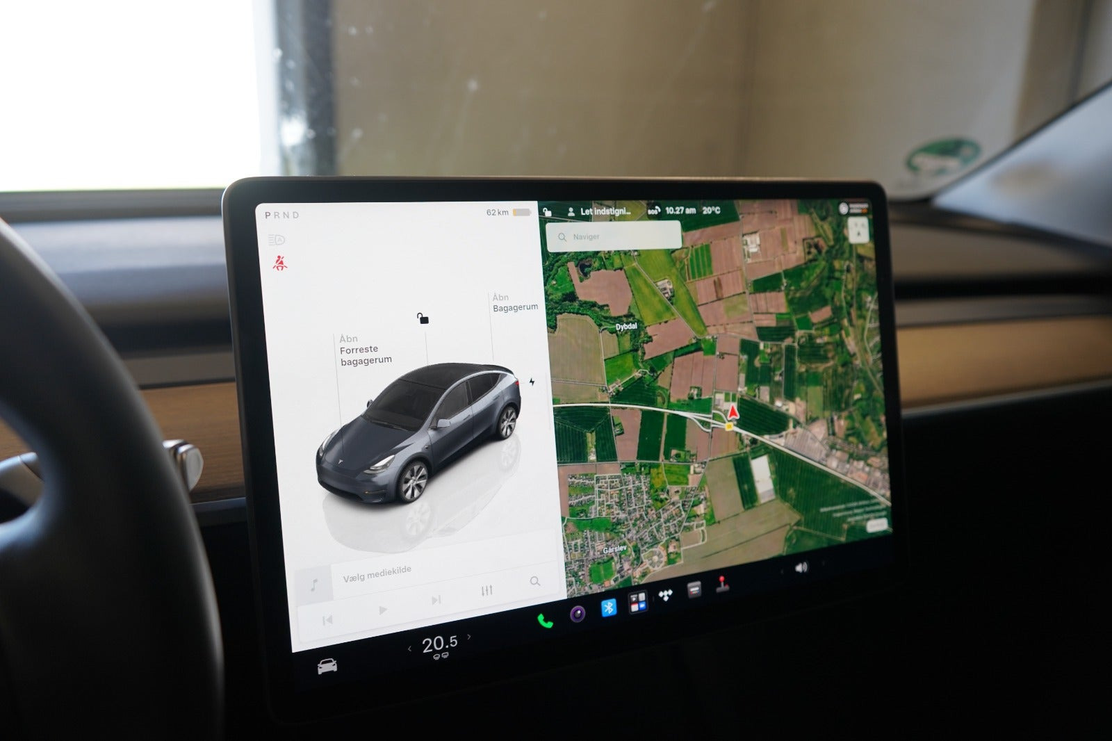 Grå Tesla Model Y fra 2023