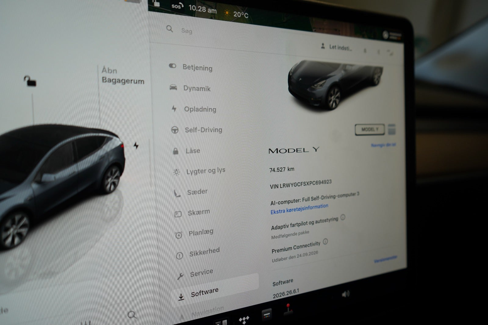 Grå Tesla Model Y fra 2023