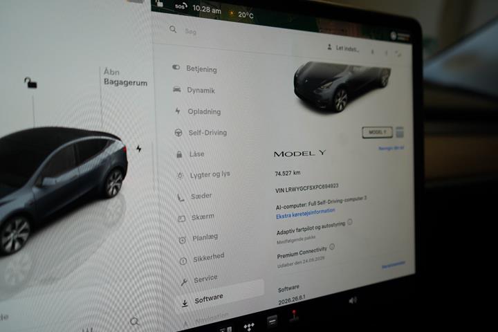 Grå Tesla Model Y fra 2023
